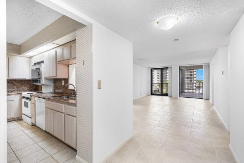 Condo in Highland Beach, Florida, 2 bedrooms № 2185227 - photo 6