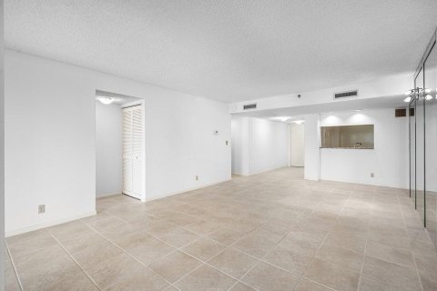 Condo in Highland Beach, Florida, 2 bedrooms № 2185227 - photo 15