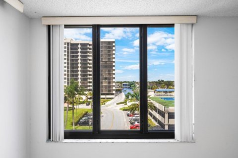 Condo in Highland Beach, Florida, 2 bedrooms № 2185227 - photo 27
