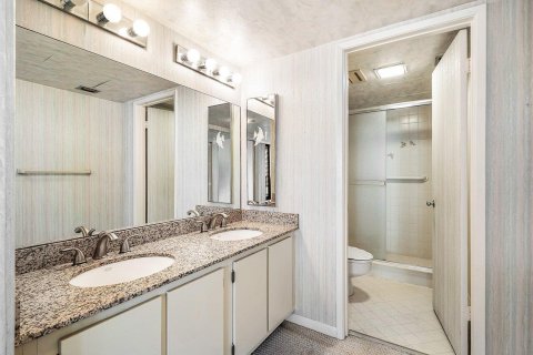 Condo in Highland Beach, Florida, 2 bedrooms № 2185227 - photo 25