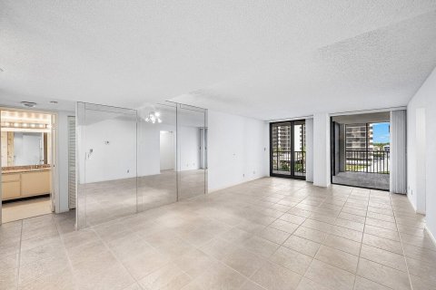 Condo in Highland Beach, Florida, 2 bedrooms № 2185227 - photo 10