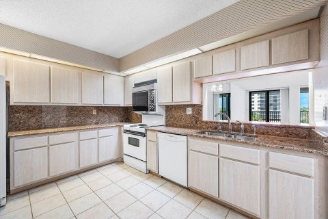 Condo in Highland Beach, Florida, 2 bedrooms № 2185227 - photo 8