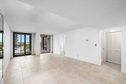 Condo in Highland Beach, Florida, 2 bedrooms № 2185227 - photo 11