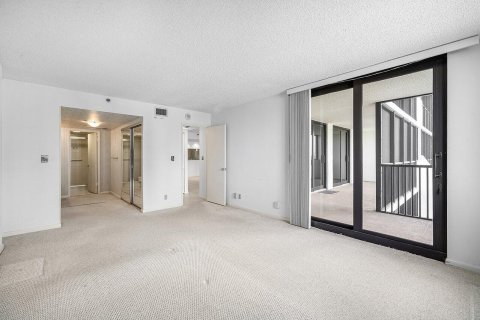 Condo in Highland Beach, Florida, 2 bedrooms № 2185227 - photo 24