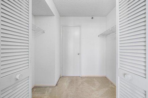 Condo in Highland Beach, Florida, 2 bedrooms № 2185227 - photo 17