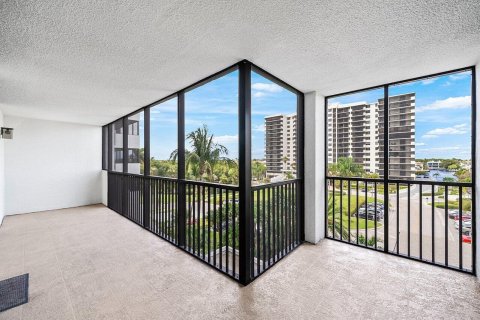 Condo in Highland Beach, Florida, 2 bedrooms № 2185227 - photo 29