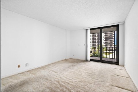 Condo in Highland Beach, Florida, 2 bedrooms № 2185227 - photo 19