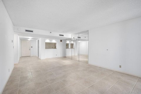 Condo in Highland Beach, Florida, 2 bedrooms № 2185227 - photo 12