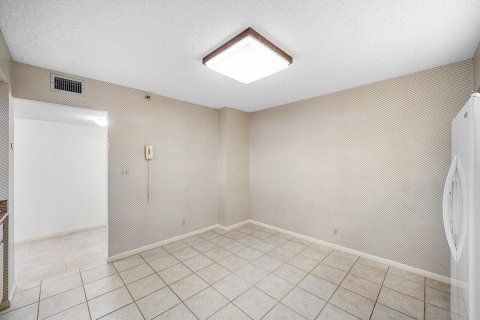 Condo in Highland Beach, Florida, 2 bedrooms № 2185227 - photo 5