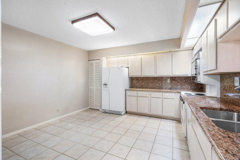 Condo in Highland Beach, Florida, 2 bedrooms № 2185227 - photo 7