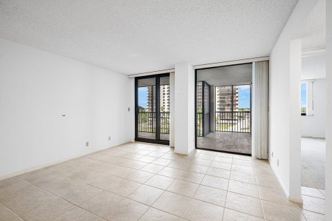 Condo in Highland Beach, Florida, 2 bedrooms № 2185227 - photo 14