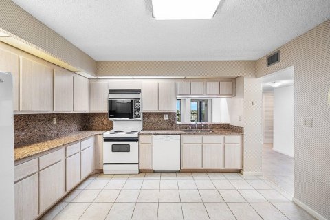 Condo in Highland Beach, Florida, 2 bedrooms № 2185227 - photo 9