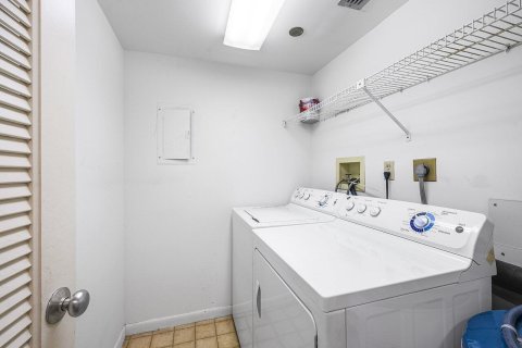 Condo in Highland Beach, Florida, 2 bedrooms № 2185227 - photo 16