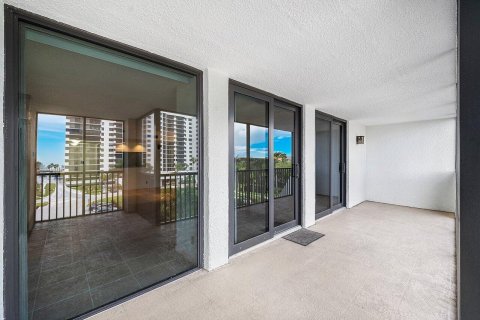 Condo in Highland Beach, Florida, 2 bedrooms № 2185227 - photo 30