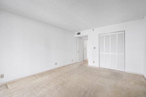 Condo in Highland Beach, Florida, 2 bedrooms № 2185227 - photo 20