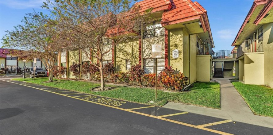 Condo in Coral Springs, Florida, 2 bedrooms  № 2081986