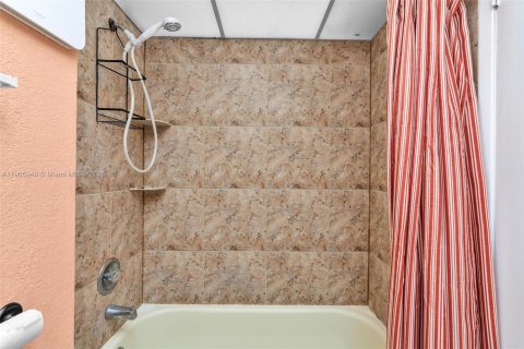 Condo in Coral Springs, Florida, 2 bedrooms  № 2081986 - photo 18