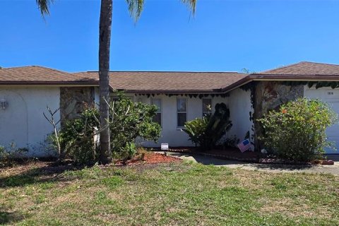 House in Holiday, Florida 2 bedrooms, 165.18 sq.m. № 1576584 - photo 1
