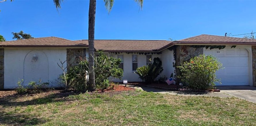 House in Holiday, Florida 2 bedrooms, 165.18 sq.m. № 1576584