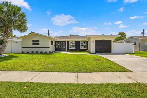 Casa en Saint Petersburg, Florida 2 dormitorios, 119.94 m2 № 2388248