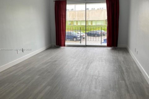 Copropriété à louer à Palmetto Bay, Floride: 2 chambres, 72.19 m2 № 1999208 - photo 2