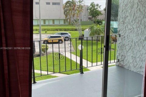 Copropriété à louer à Palmetto Bay, Floride: 2 chambres, 72.19 m2 № 1999208 - photo 4