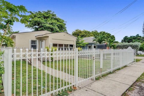 Casa en venta en Miami, Florida, 2 dormitorios, 78.97 m2 № 1992379 - foto 2