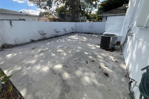 Villa ou maison à vendre à Miami, Floride: 2 chambres, 78.97 m2 № 1992379 - photo 21