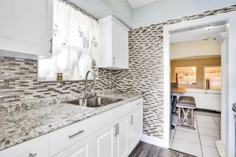 Casa en venta en Miami, Florida, 2 dormitorios, 78.97 m2 № 1992379 - foto 11