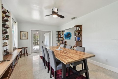 House in Saint Petersburg, Florida 3 bedrooms, 149.85 sq.m. № 1770911 - photo 16