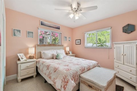 House in Saint Petersburg, Florida 3 bedrooms, 149.85 sq.m. № 1770911 - photo 27