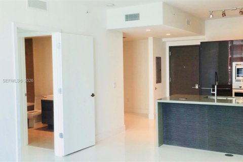 Condo in Miami, Florida, 1 bedroom  № 2081253 - photo 2