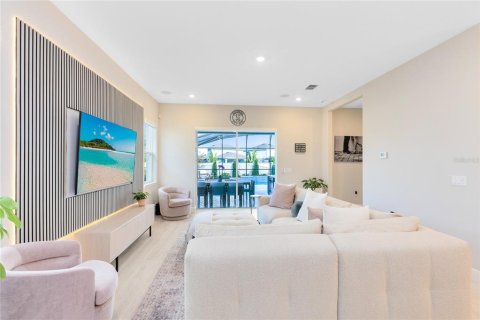 House in Orlando, Florida 5 bedrooms, 287.81 sq.m. № 2151707 - photo 14