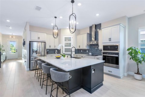 House in Orlando, Florida 5 bedrooms, 287.81 sq.m. № 2151707 - photo 4