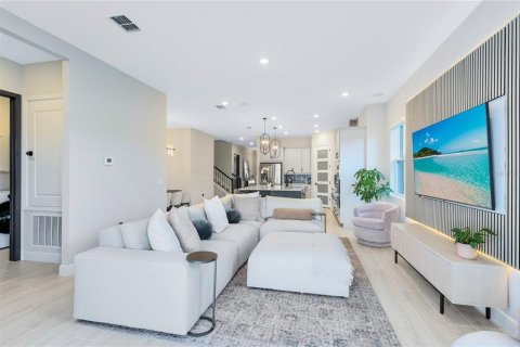 House in Orlando, Florida 5 bedrooms, 287.81 sq.m. № 2151707 - photo 12