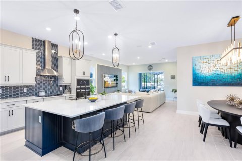 House in Orlando, Florida 5 bedrooms, 287.81 sq.m. № 2151707 - photo 7