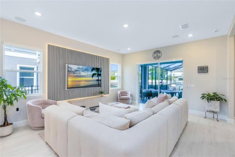 House in Orlando, Florida 5 bedrooms, 287.81 sq.m. № 2151707 - photo 13