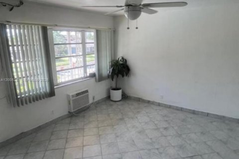Copropriété à louer à Hallandale Beach, Floride: 1 chambre, 55.74 m2 № 2170605 - photo 10