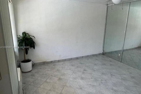 Copropriété à louer à Hallandale Beach, Floride: 1 chambre, 55.74 m2 № 2170605 - photo 11
