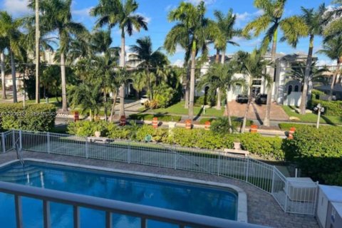 Copropriété à louer à Hallandale Beach, Floride: 1 chambre, 55.74 m2 № 2170605 - photo 2