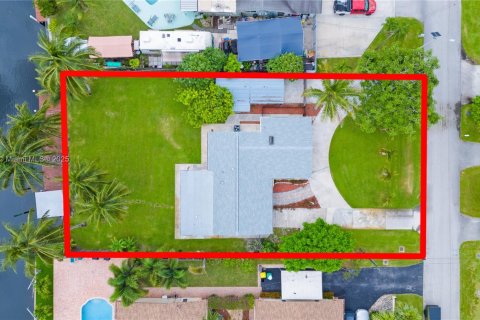House in Dania Beach, Florida 3 bedrooms, 194.54 sq.m. № 1852149 - photo 1