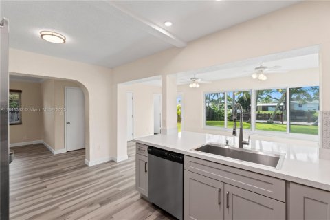 House in Dania Beach, Florida 3 bedrooms, 194.54 sq.m. № 1852149 - photo 11
