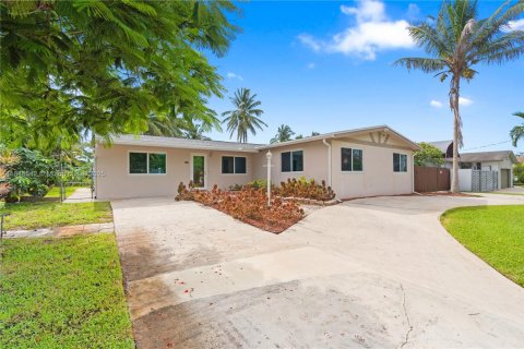 House in Dania Beach, Florida 3 bedrooms, 194.54 sq.m. № 1852149 - photo 3