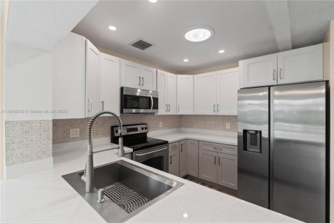 House in Dania Beach, Florida 3 bedrooms, 194.54 sq.m. № 1852149 - photo 10