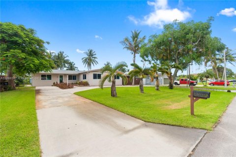 House in Dania Beach, Florida 3 bedrooms, 194.54 sq.m. № 1852149 - photo 2