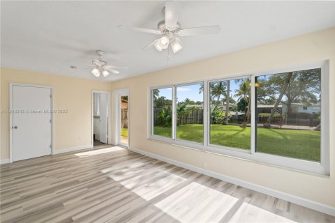 House in Dania Beach, Florida 3 bedrooms, 194.54 sq.m. № 1852149 - photo 19