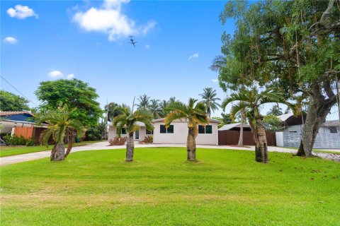 House in Dania Beach, Florida 3 bedrooms, 194.54 sq.m. № 1852149 - photo 4