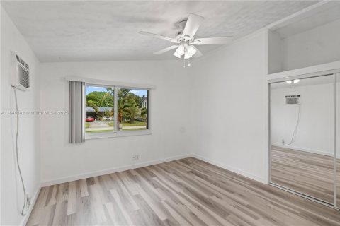 House in Dania Beach, Florida 3 bedrooms, 194.54 sq.m. № 1852149 - photo 24