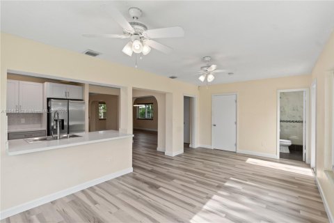 House in Dania Beach, Florida 3 bedrooms, 194.54 sq.m. № 1852149 - photo 12
