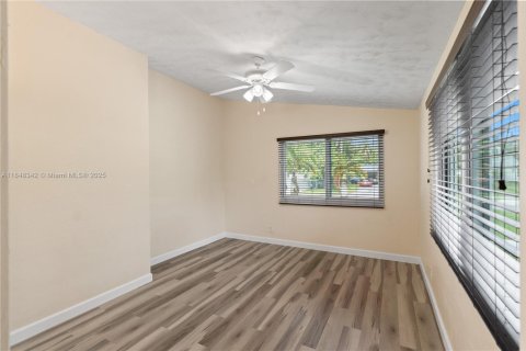 House in Dania Beach, Florida 3 bedrooms, 194.54 sq.m. № 1852149 - photo 27